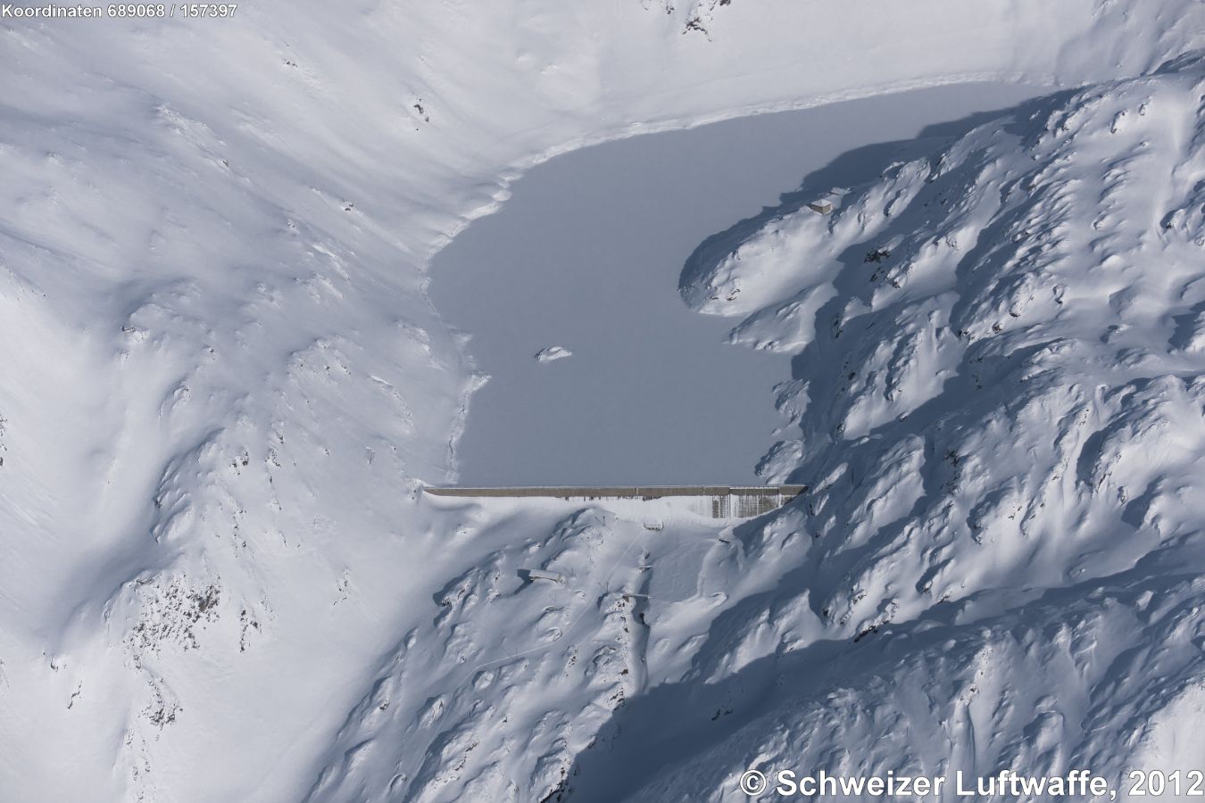 Lago della Sella; Gotthard (Position: 2'689'088.33, 1'157'442.85). Der 9 Mio m3 Wasser fassende Stausee liegt unweit des Gotthard-Hospizes auf 2256 m.ü.M.